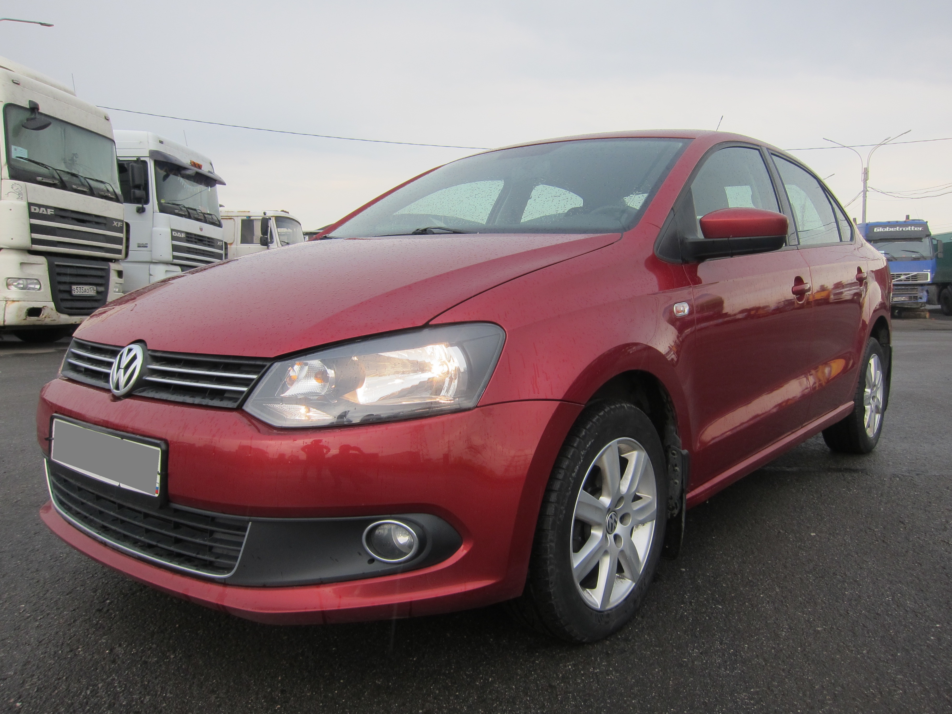 VW Polo sedan 2014 красная